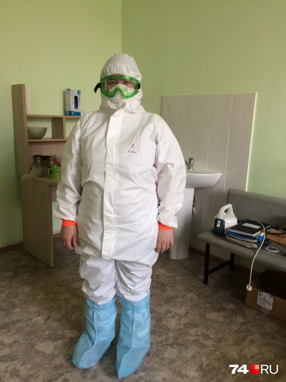 Вот такого рода костюмы будут носить поочередно медики в течение 15 дней Вот такого рода костюмы будут носить поочередно медики в течение 15 дней