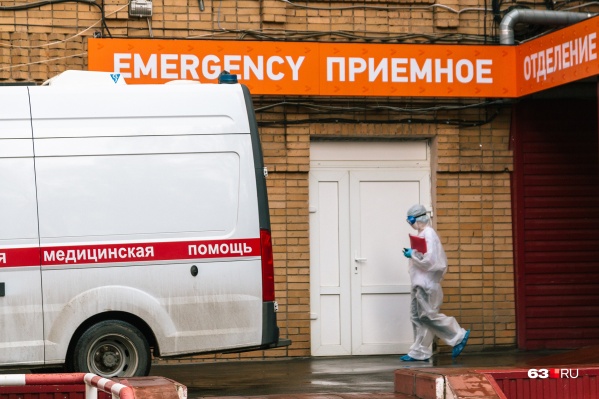 Пациентов с коронавирусом, которым нужна помощь медиков, отвозят в больницу врачи в защитных костюмах Пациентов с коронавирусом, которым нужна помощь медиков, отвозят в больницу врачи в защитных костюмах