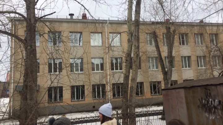 На Новой Сортировке загорелась школа, из здания эвакуировали больше 150 детей