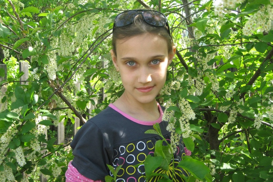 На этой фотографии Ане Анисимовой 12 лет. Снимок был сделан за пару месяцев до исчезновения девочки. Маме девочки очень нравится именно это изображение <br>