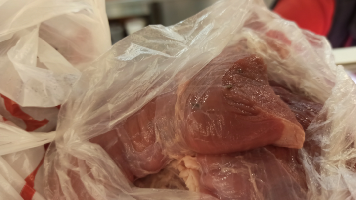 Нижегородец пожаловался на зараженное паразитами мясо, купленное в крупном гипермаркете