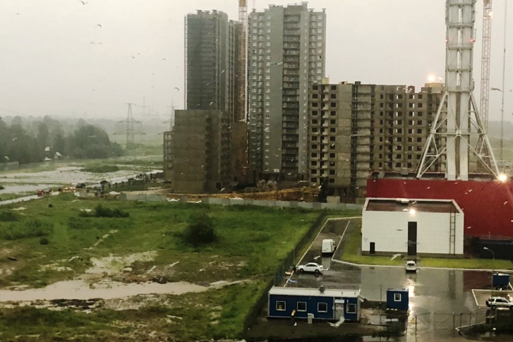 Кран упал во время грозы Кран упал во время грозы