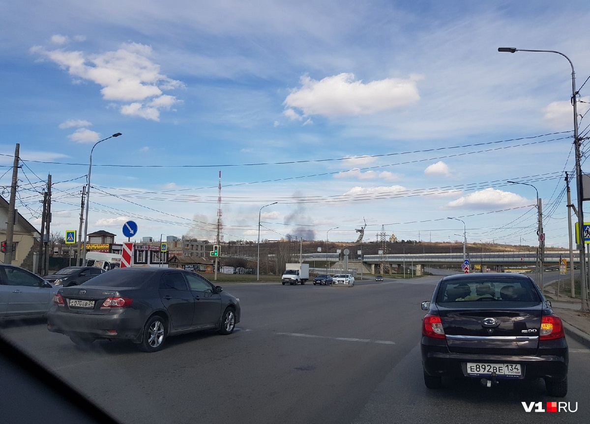 Крупный пожар тушат в балке на севере Волгограда