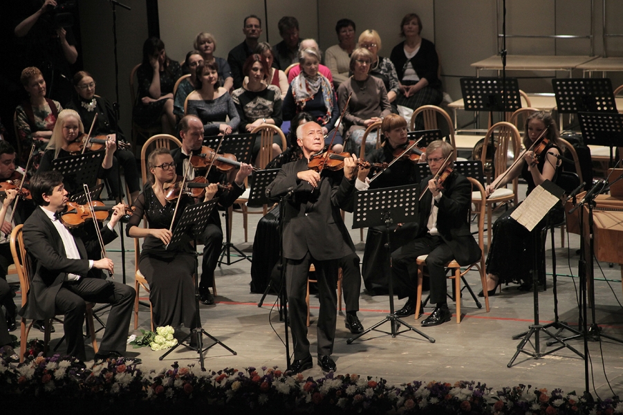 Владимир Спиваков будет не только дирижером: на одном из концертов он сыграет на скрипке