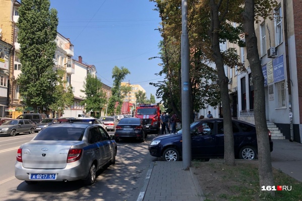 Полицейские ждут кинолога с собакой Полицейские ждут кинолога с собакой