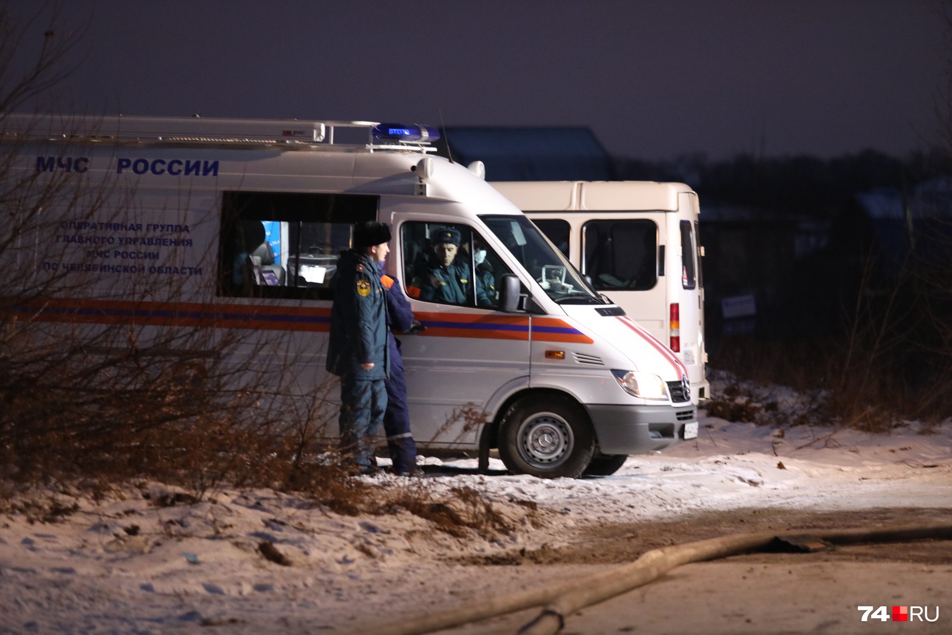 Экстренные службы продолжают работу на месте ЧП. Территория предприятия оцеплена, всех эвакуировали Экстренные службы продолжают работу на месте ЧП. Территория предприятия оцеплена, всех эвакуировали