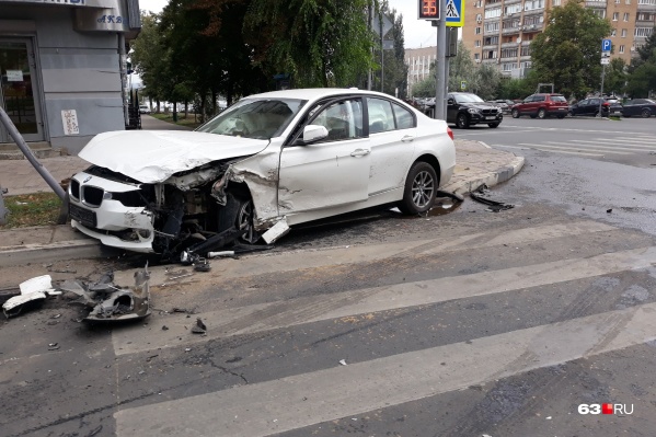 От удара BMW отбросило на тротуар От удара BMW отбросило на тротуар