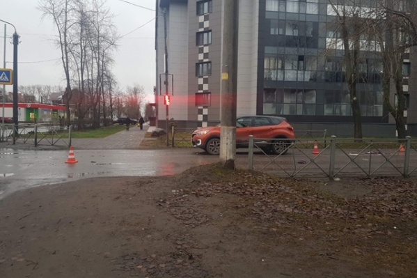 В аварии участвовали два автомобиля — «Волга» и «Рено» В аварии участвовали два автомобиля — «Волга» и «Рено»
