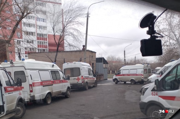 Так накануне выглядела очередь возле шестой больницы Так накануне выглядела очередь возле шестой больницы