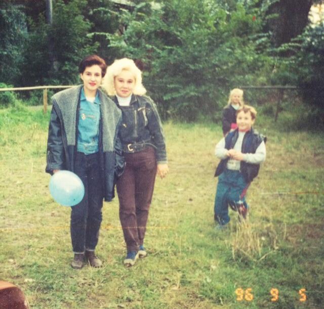 А это фото сделали в 1996 году в районе барахолки. На нем легко можно узнать стиль 90-х А это фото сделали в 1996 году в районе барахолки. На нем легко можно узнать стиль 90-х