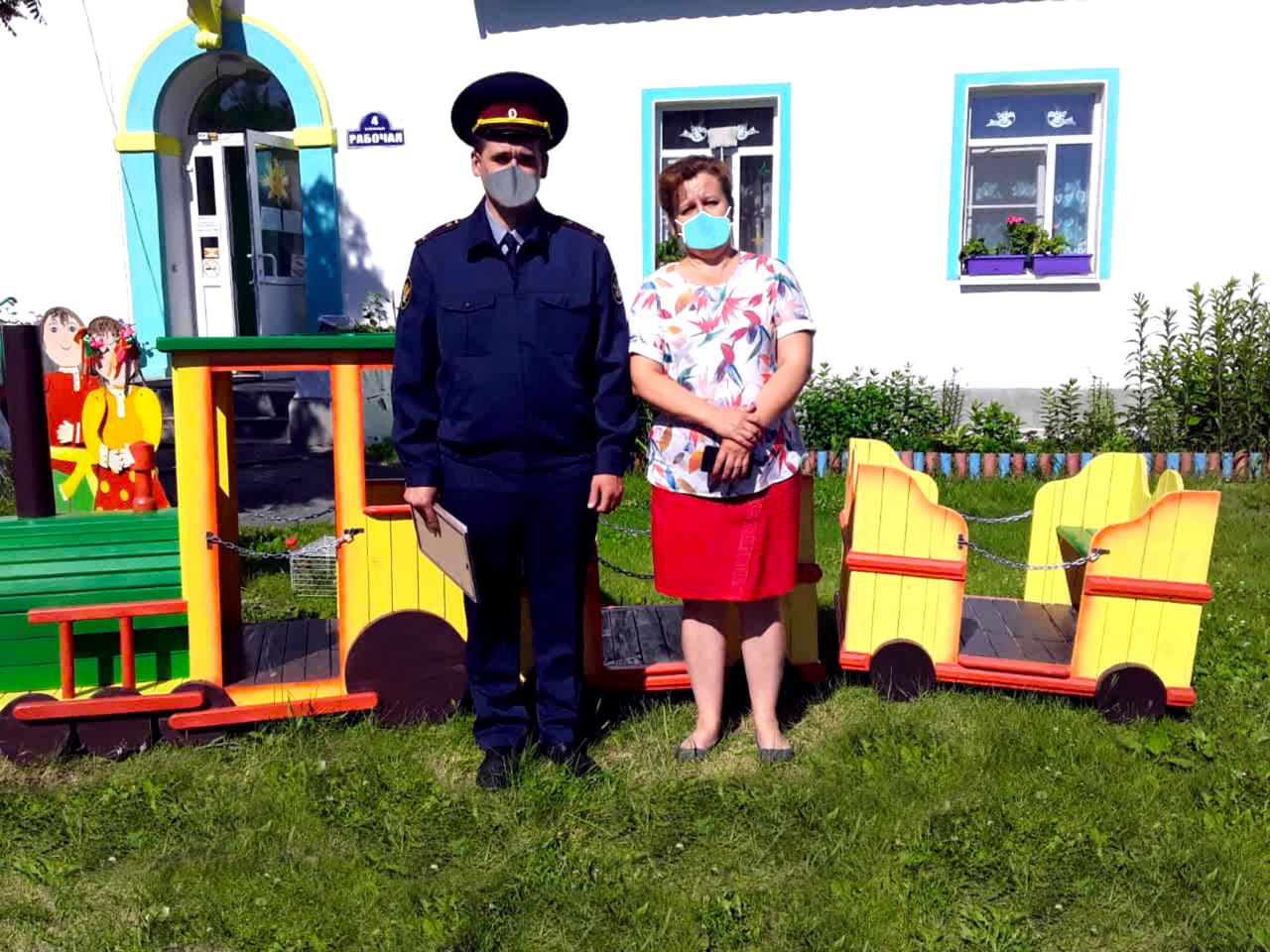«Главное, поезд настоящий»: сотруднику свердловского ГУФСИН пририсовали маску на фотографии