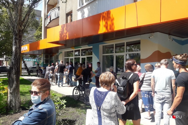 Желающих испытать свою удачу набралось несколько десятков Желающих испытать свою удачу набралось несколько десятков