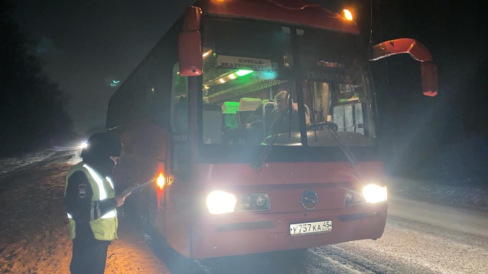 Под Екатеринбургом рейсовый автобус насмерть сбил мужчину, который шел по трассе