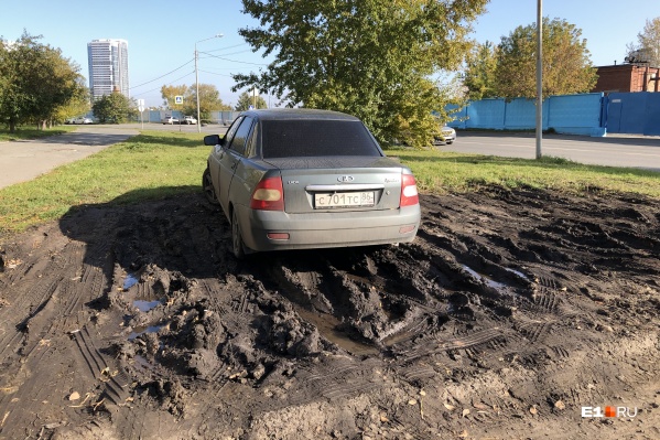 Межсезонье — самая горячая пора для растаскивания грязи по уральской столице Межсезонье — самая горячая пора для растаскивания грязи по уральской столице