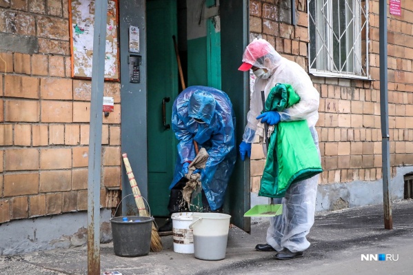 В первую очередь должны мыть вход, лифты и перила В первую очередь должны мыть вход, лифты и перила
