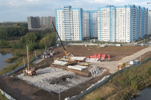 Рабочие делают фундамент для 25-этажного дома Рабочие делают фундамент для 25-этажного дома