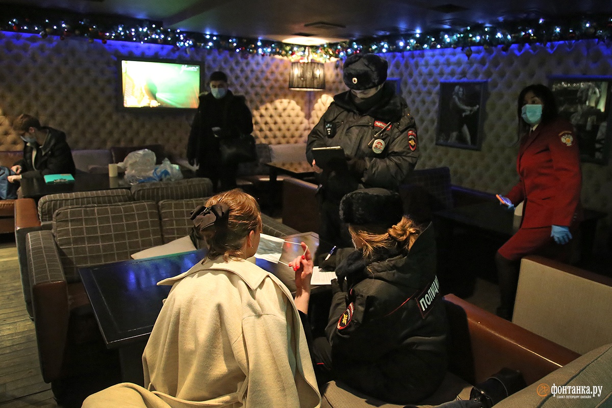 Стрип бар зависть. Ночные бары петербурга. В севастополе на барной стойке. Санкт петербург закрывают клубы. Санкт петербург закрывают клубы.