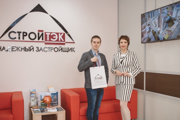 Победитель конкурса Владимир Девятайкин и руководитель отдела продаж Татьяна Гузеева Победитель конкурса Владимир Девятайкин и руководитель отдела продаж Татьяна Гузеева