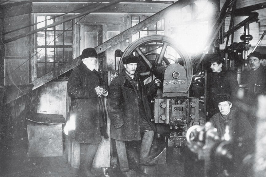 Токарно-слесарный цех завода Машарова в 1913 году Токарно-слесарный цех завода Машарова в 1913 году