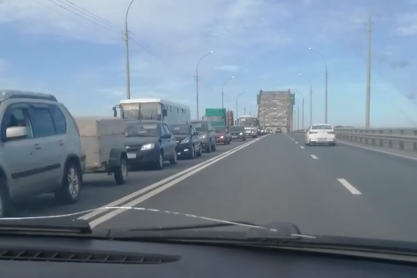 Судя по всему, пробка растянулась на несколько километров Судя по всему, пробка растянулась на несколько километров