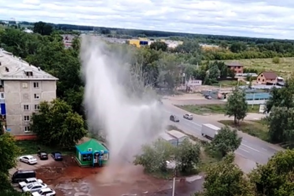 Периодически струя воды поднималась выше стоящей рядом пятиэтажки Периодически струя воды поднималась выше стоящей рядом пятиэтажки