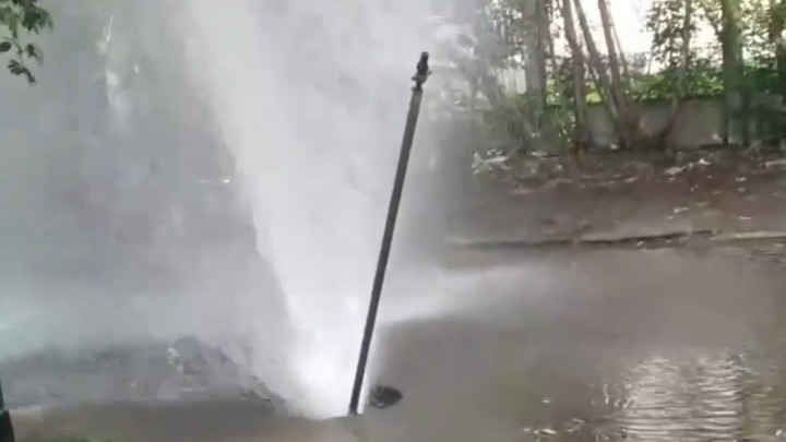 «Вокруг всё в воде»: в Екатеринбурге из-за прорыва трубы из земли забил фонтан