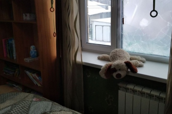 Окно над детской кроватью разбито. Его разбили, через дыру просунули руку и открыли, чтобы забраться в дом и провести обыск Окно над детской кроватью разбито. Его разбили, через дыру просунули руку и открыли, чтобы забраться в дом и провести обыск