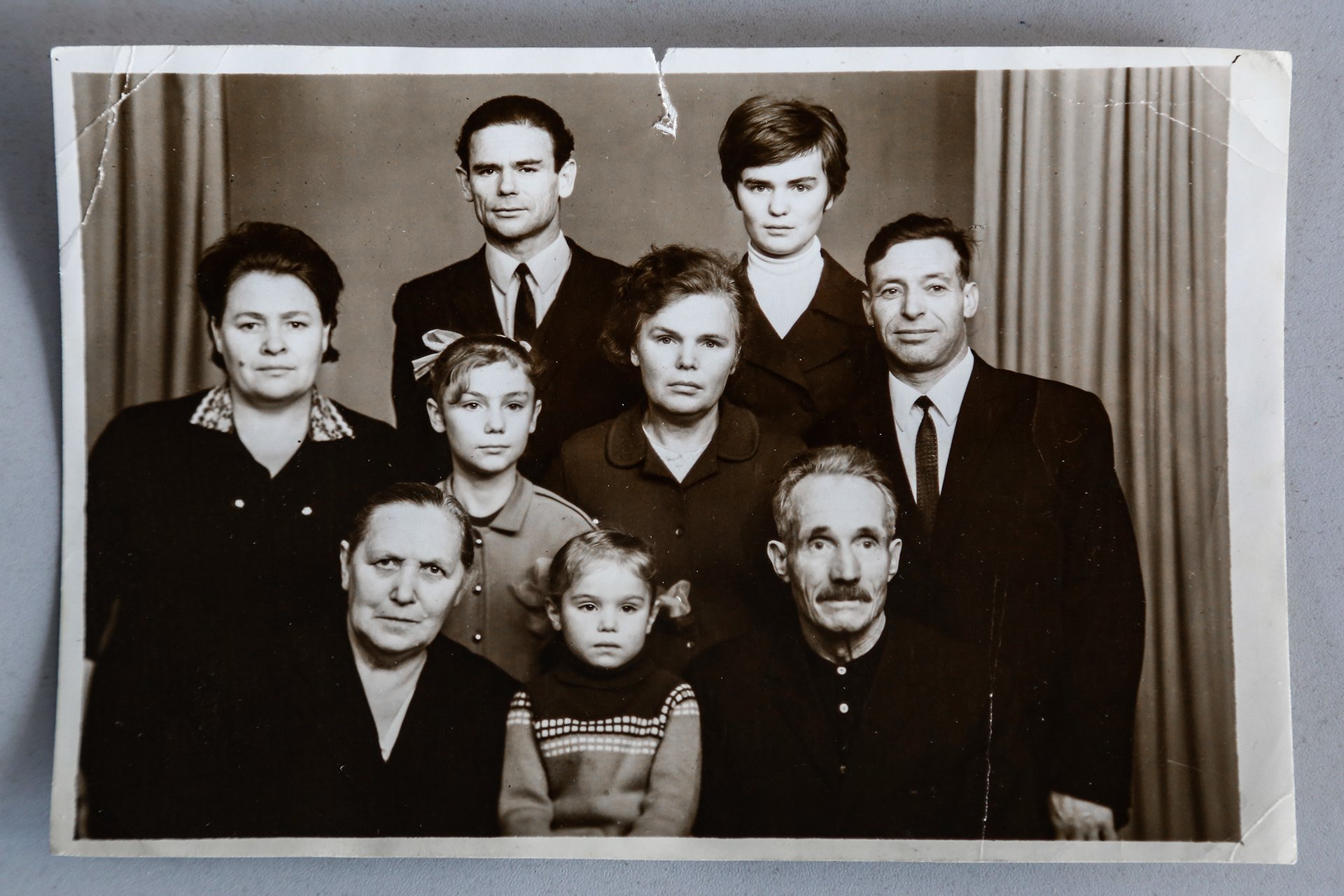 Терять потихоньку память Алефтина стала после смерти мужа. На снимке она в центре, а супруг Владимир — в верхнем ряду