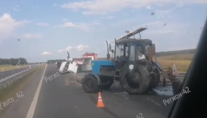 В Кузбассе грузовик врезался в трактор и разлетелся: трассу перекрыли
