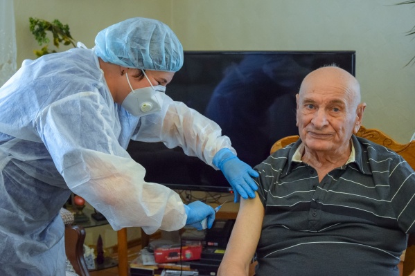 Одним из первых прививку от гриппа поставил себе свердловский политик Семен Спектор Одним из первых прививку от гриппа поставил себе свердловский политик Семен Спектор