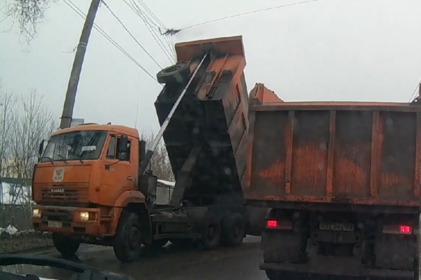 Провода не выдержали напора грузовика Провода не выдержали напора грузовика