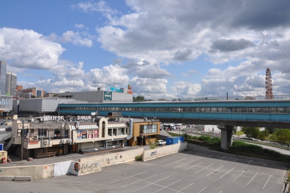 Владельцы здания готовы разделить участок и отдать парковку городу, а само здание изменить, чтобы оно вписывалось в благоустроенную территорию парка Владельцы здания готовы разделить участок и отдать парковку городу, а само здание изменить, чтобы оно вписывалось в благоустроенную территорию парка