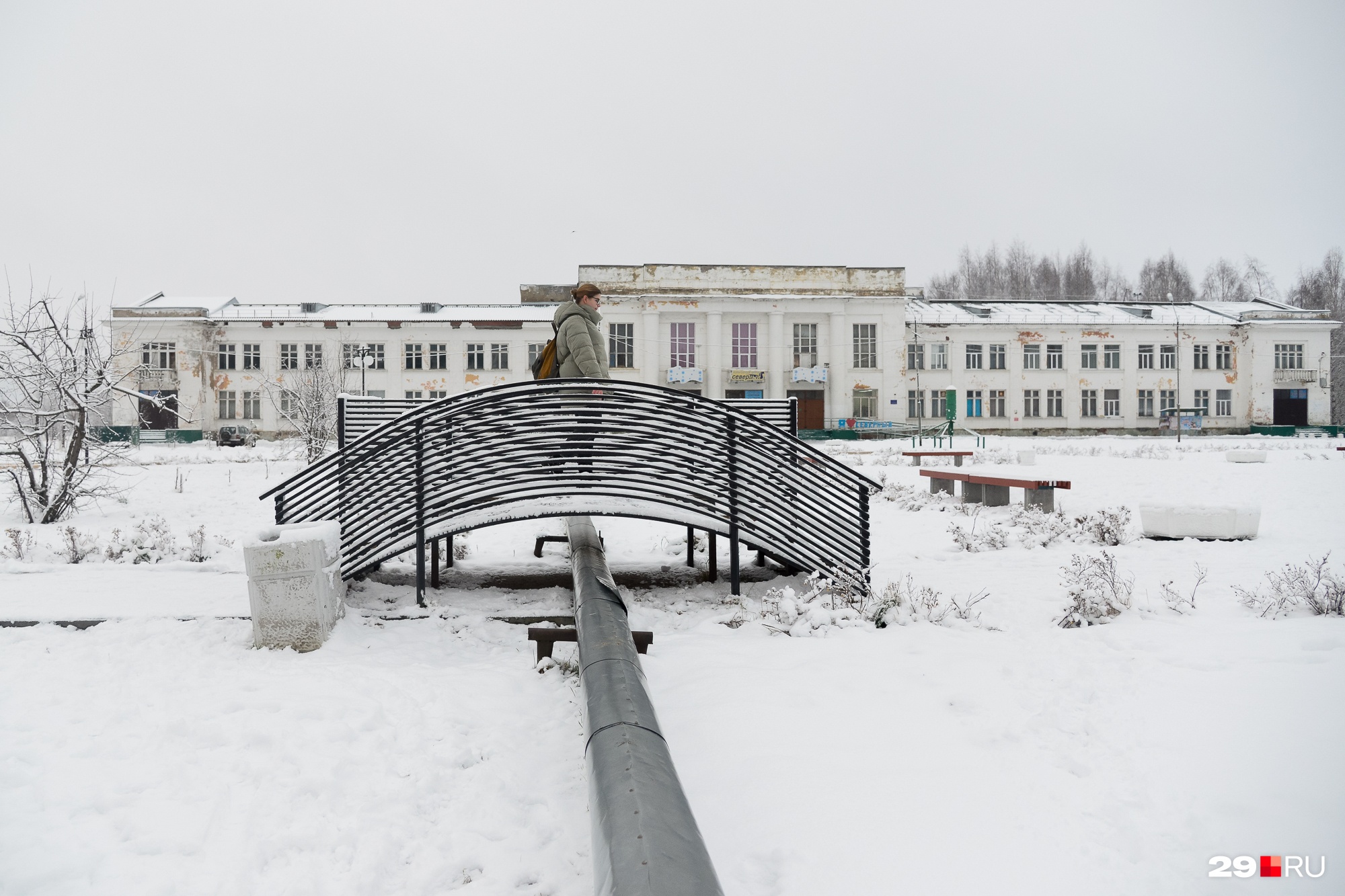 Через трубы при благоустройстве площадки построили такие мостики. На заднем плане — КЦ «Северный», которому требуется ремонт фасада Через трубы при благоустройстве площадки построили такие мостики. На заднем плане — КЦ «Северный», которому требуется ремонт фасада