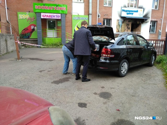 За утро автомобиль приезжал за вещами из клиники как минимум два раза За утро автомобиль приезжал за вещами из клиники как минимум два раза
