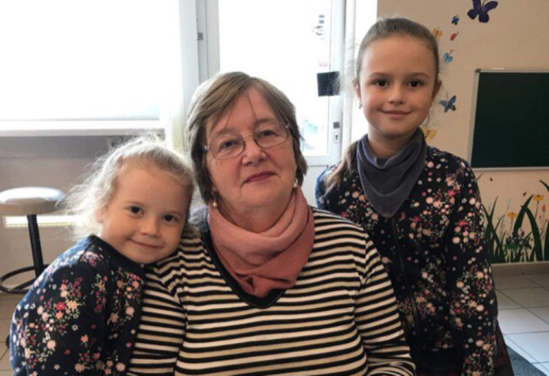 Анна Алексеевна с внучками
