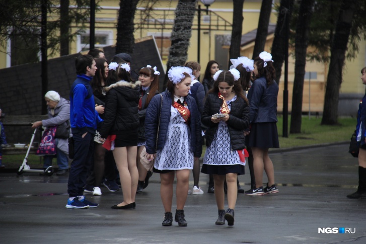 Кузбасские школьники начали получать выплату на подготовку к выпускному