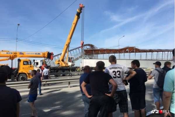 Модульная конструкция рухнула на легковушку, ее водитель не получил серьезных травм Модульная конструкция рухнула на легковушку, ее водитель не получил серьезных травм