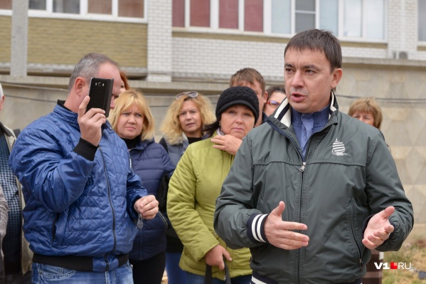 Александр Набатчиков долго убеждал волгоградцев, что дома сдаст в срок Александр Набатчиков долго убеждал волгоградцев, что дома сдаст в срок 