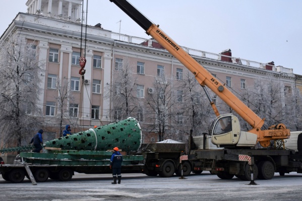 В этом году елку начали устанавливать в первый день зимы В этом году елку начали устанавливать в первый день зимы