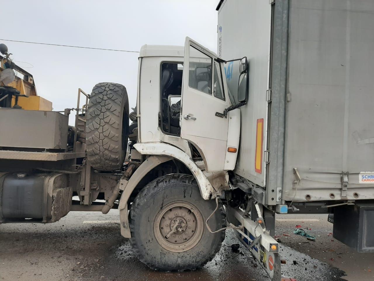 КАМАЗ врезался в прицеп КАМАЗ врезался в прицеп