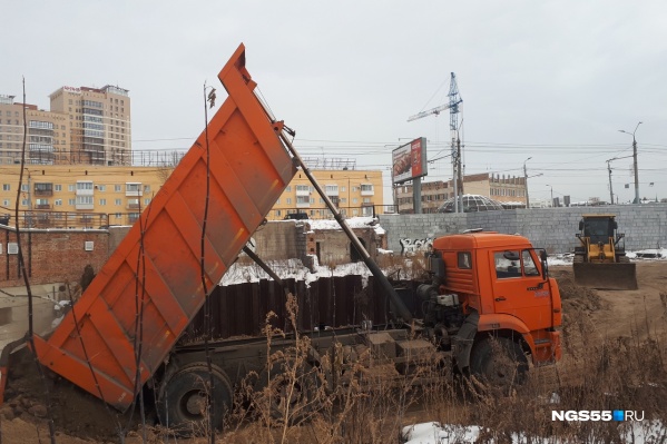 Стенки котлована усилены металлическими конструкциями Стенки котлована усилены металлическими конструкциями