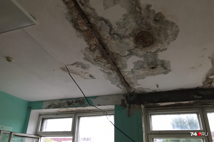 С потолков школьных классов до сих пор бежит вода С потолков школьных классов до сих пор бежит вода 