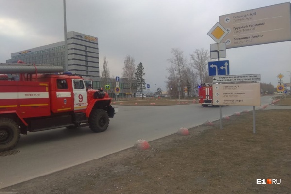 К аэропорту приехали пожарные машины К аэропорту приехали пожарные машины