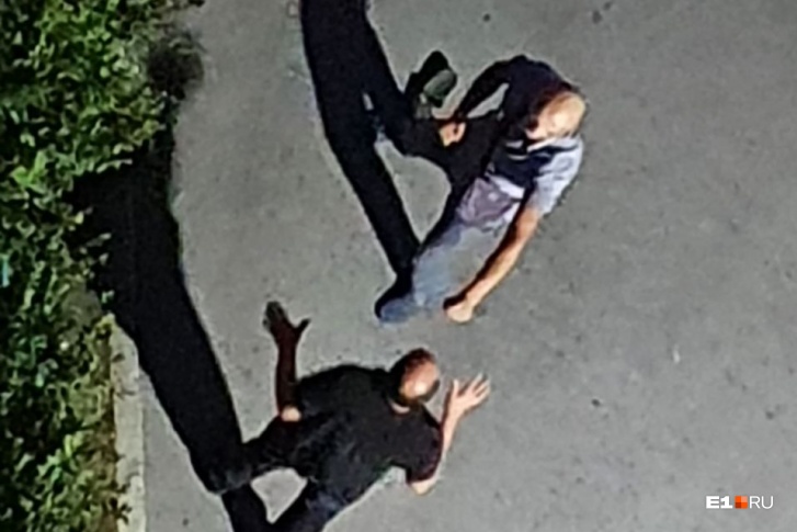 По словам местной жительницы, участники драки постоянно устраивают подобное По словам местной жительницы, участники драки постоянно устраивают подобное