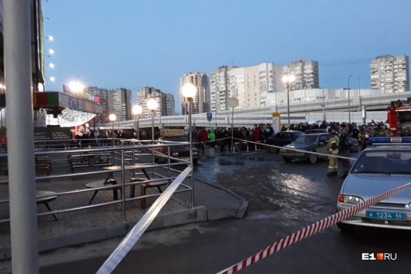 Из торгового центра вывели несколько сотен людей Из торгового центра вывели несколько сотен людей