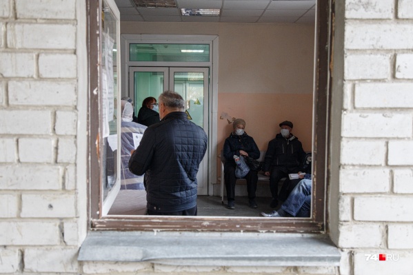Заболевшим приходится пройти целый квест — сначала дозвониться до поликлиники по перегруженным телефонам, а затем доказать право на прием на дому Заболевшим приходится пройти целый квест — сначала дозвониться до поликлиники по перегруженным телефонам, а затем доказать право на прием на дому