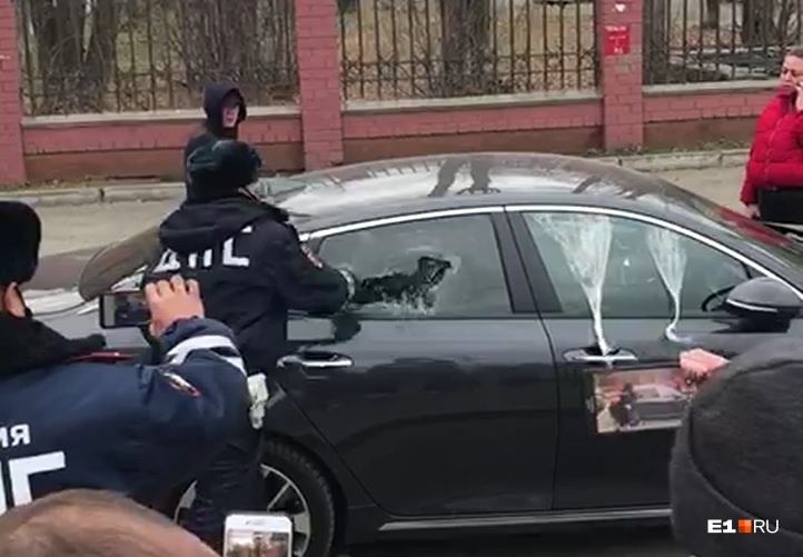 Екатеринбуржцы сняли, как сотрудник ДПС разбил окно машины, чтобы спасти водителя