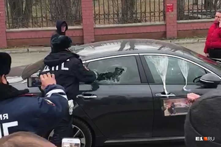 Сотрудник ДПС разбил окно балонным ключом Сотрудник ДПС разбил окно балонным ключом