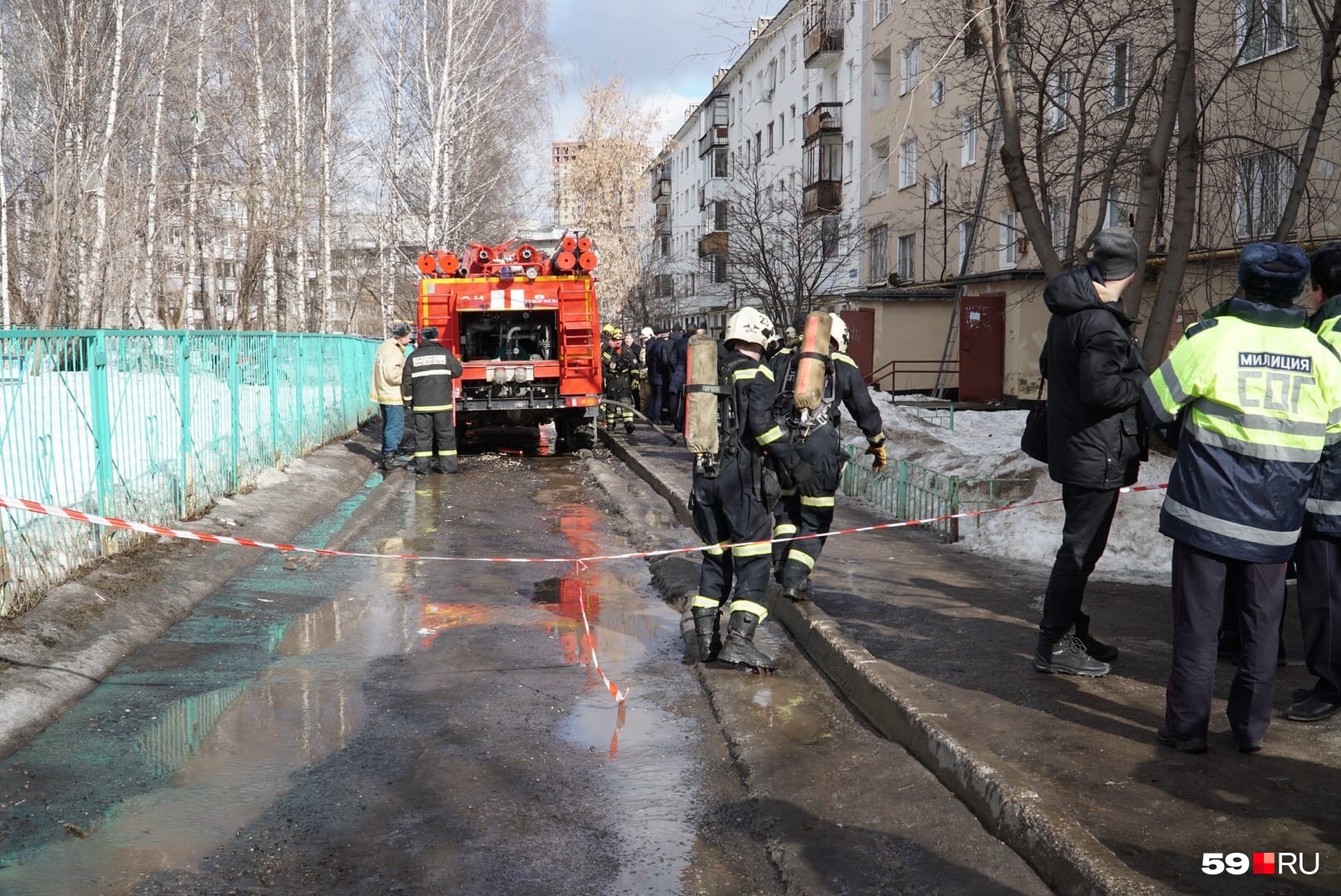У дома очень много пожарных У дома очень много пожарных