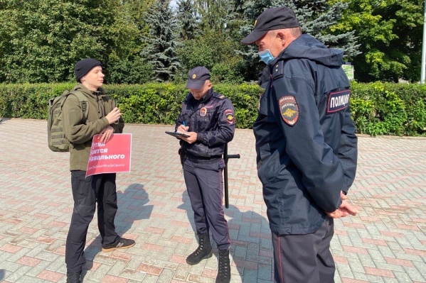 Акции проходят второй день в связи с тем, что Алексей Навальный попал в больницу в Омске с признаками отравления Акции проходят второй день в связи с тем, что Алексей Навальный попал в больницу в Омске с признаками отравления